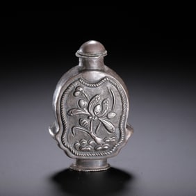 A SILVER ORCHID SNUFF BOTTLE WITH COVER