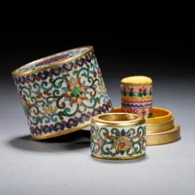 A CLOISONNE ENAMEL ARCHER RING WITH BOX
