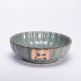 A GUAN-WARE LOBED DISH