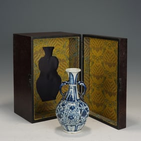 A BLUE AND WHITE VASE