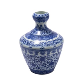 A CHINESE BLUE AND WHITE PORCELAIN VASE