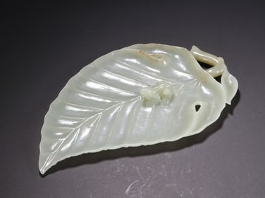 A CARVED WHITE JADE INKWELL