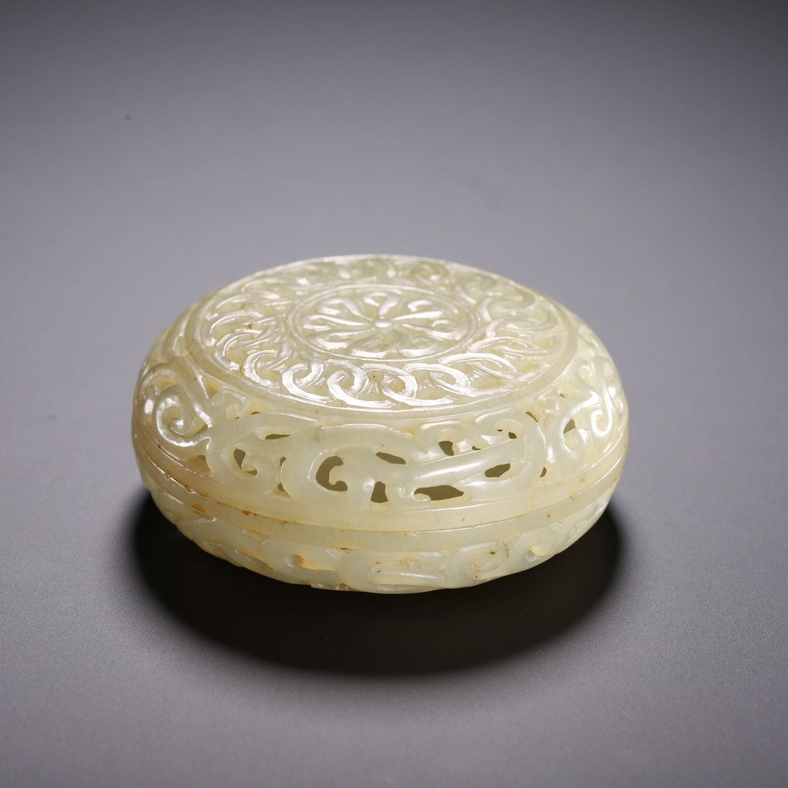 A CARVED WHITE JADE POMANDER BOX WITH COVER (1 of 9)