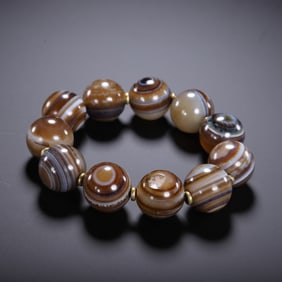 AN AGATE BEADED BRACELET