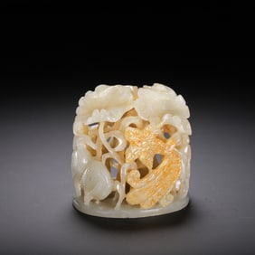 A RARE CARVED WHITE JADE HAT FINIAL