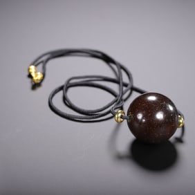 AN AGATE BEAD PENDANT