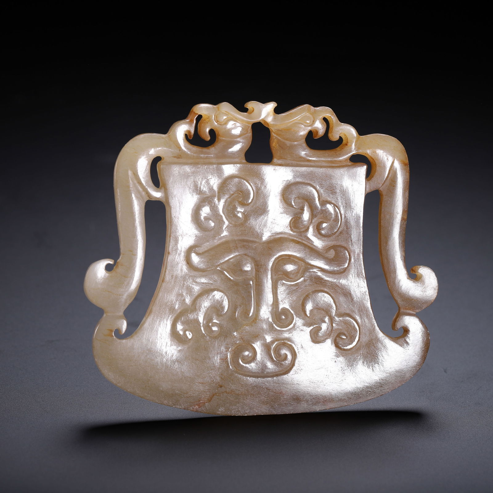 A CHINESE ARCHAISTIC CARVED JADE PENDANT (1 of 9)
