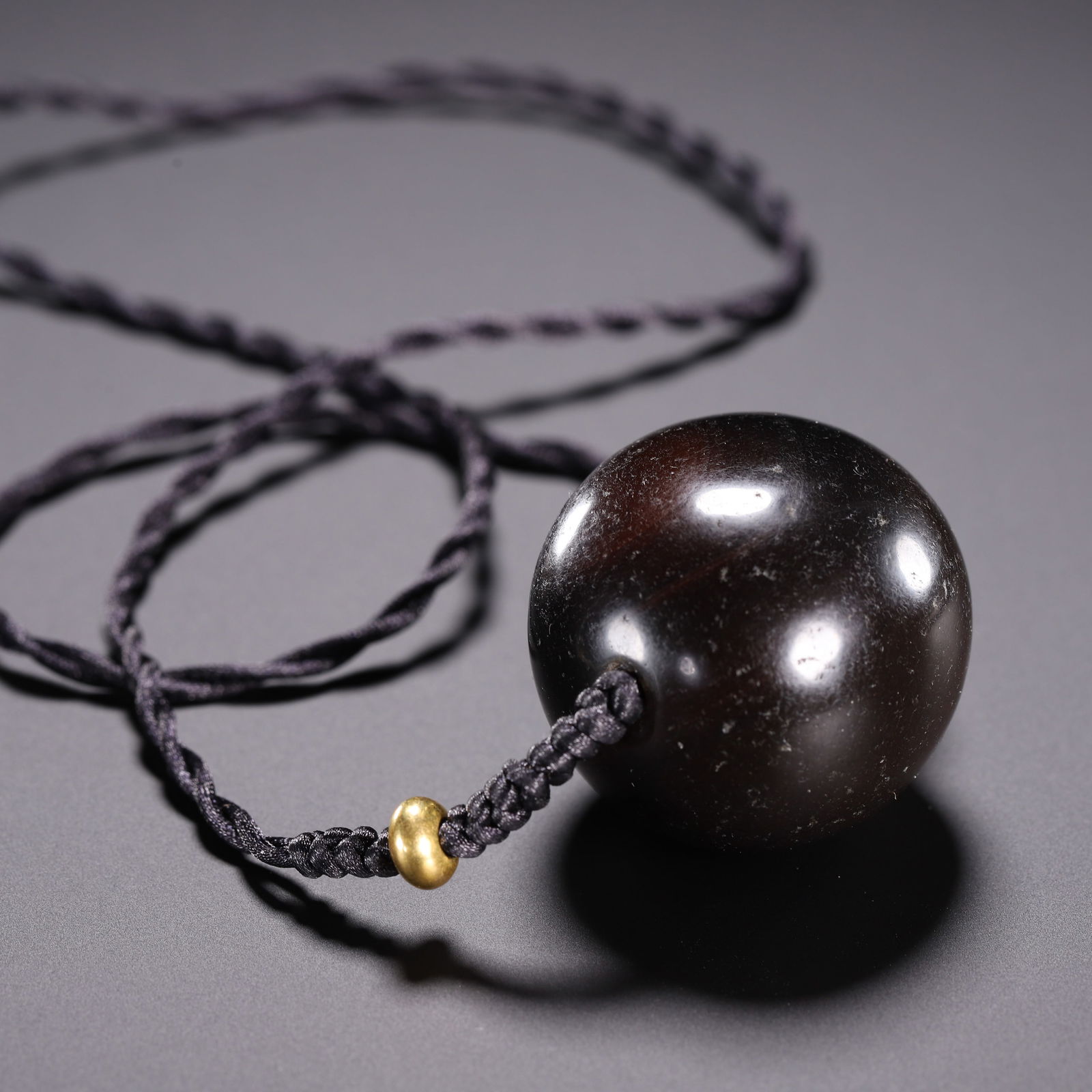 AN AGATE BEAD PENDANT (1 of 9)