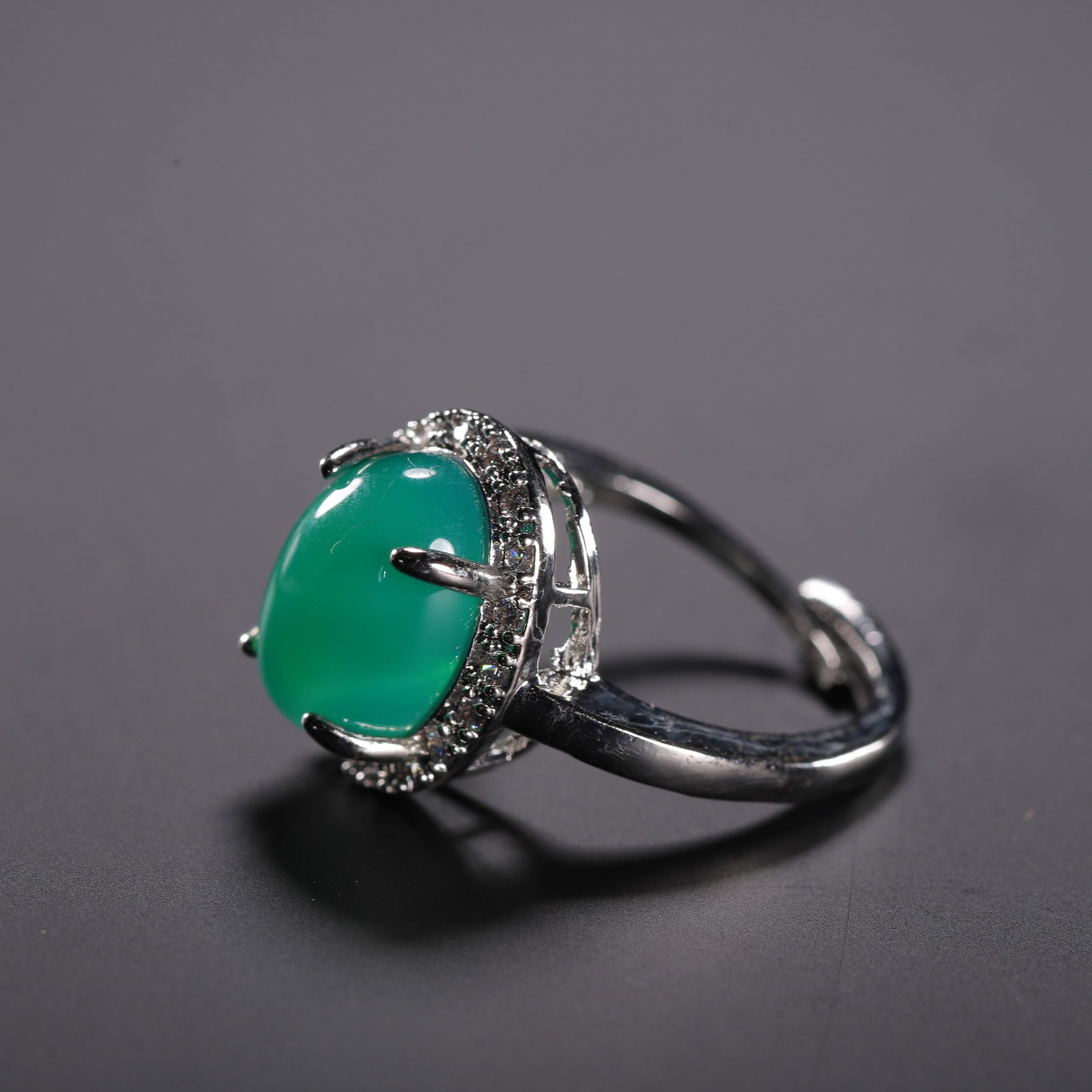 A HARDSTONE RING - 7