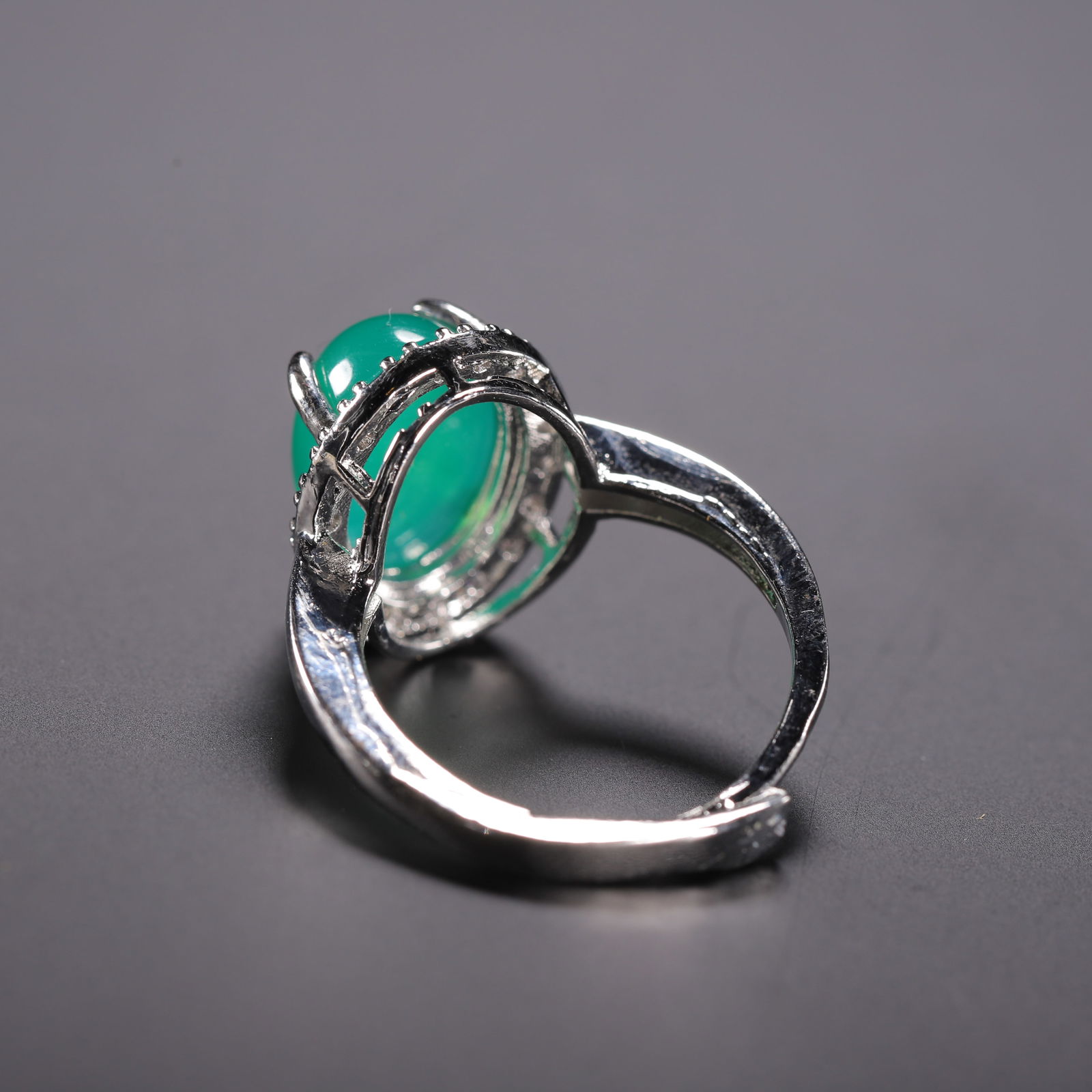 A HARDSTONE RING - 8