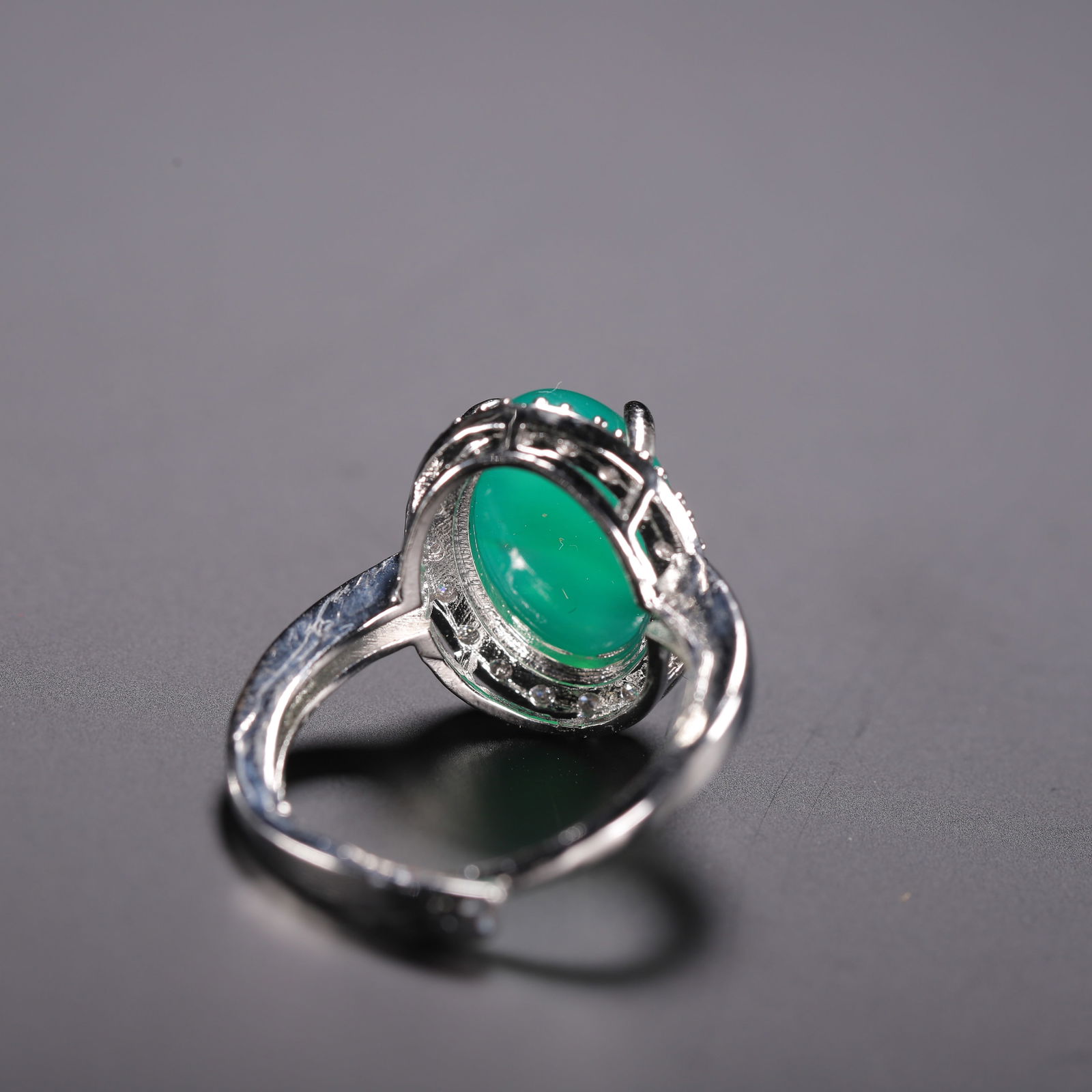 A HARDSTONE RING - 9