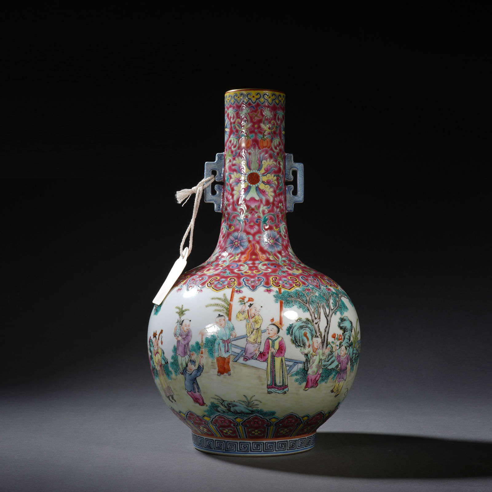 A FAMILLE ROSE FIGURAL STORY DECORATIVE VASE: A FAMILLE ROSE FIGURAL STORY DECORATIVE VASE The globular vessel painted with figural story at the belly in famille rose glaze. Dimension: 18x32 cm.