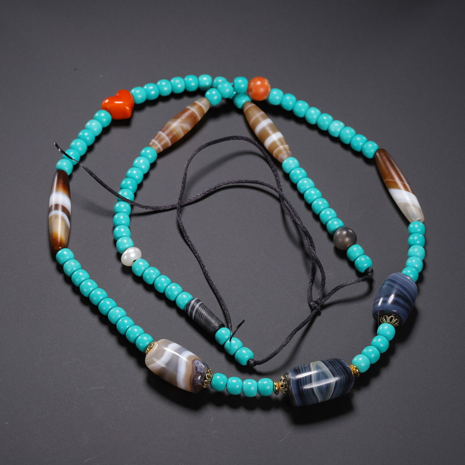 A TIBETAN DZI BEAD NECKLACE: A TIBETAN DZI BEAD NECKLACE Genuine tibet ancient agate dzi bead, bead surface full of the sign of age, dzi bead is believed to be the best amulet in tibet, the bead of wealth and health. Dimension: B