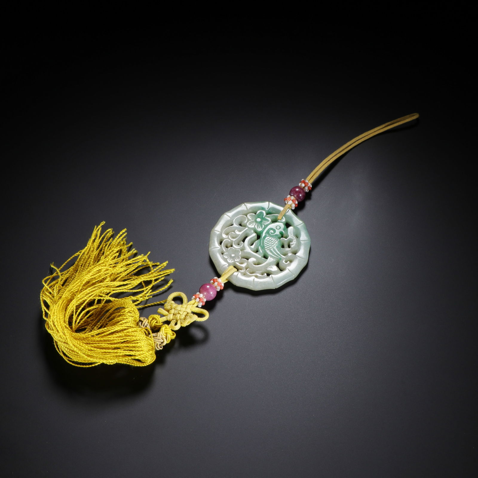 A CARVED JADEITE MAGPIE PENDANT (1 of 6)