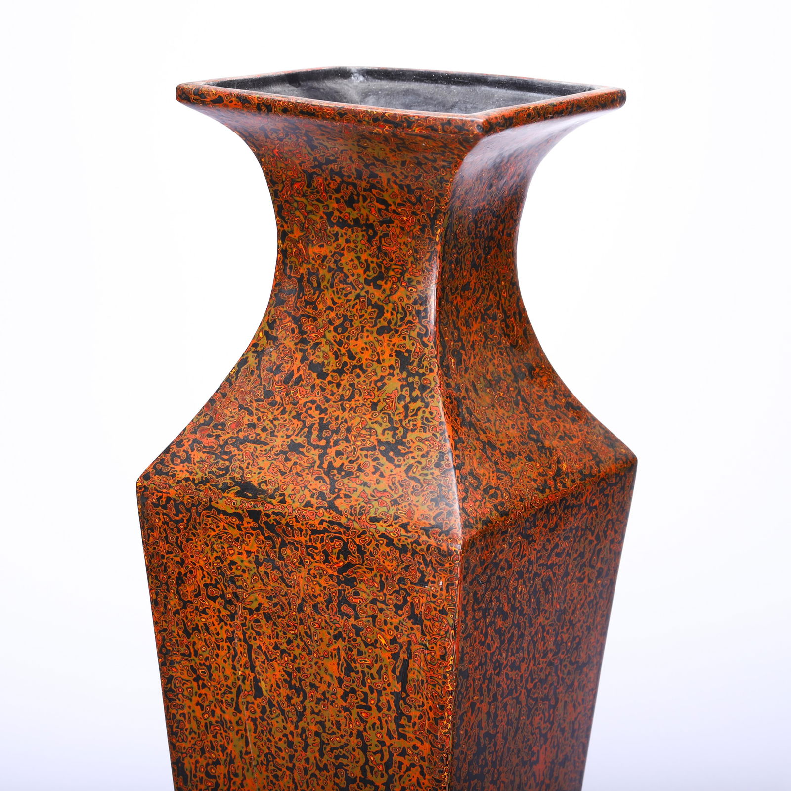 PAIR TIPI LACQUER SQUARED VASES - 7