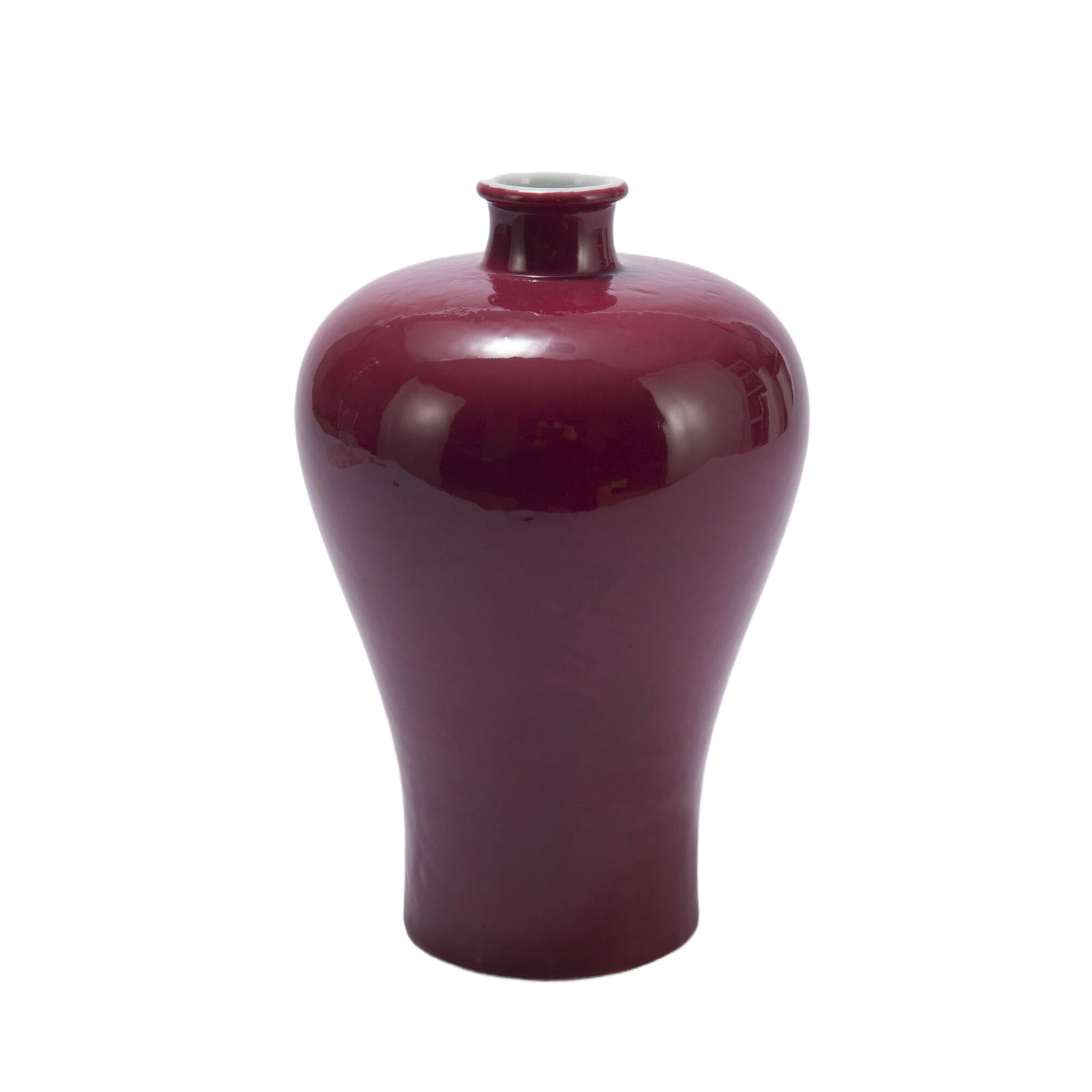 A CARMINE RED GLAZED PORCELAIN VASE (1 of 9)