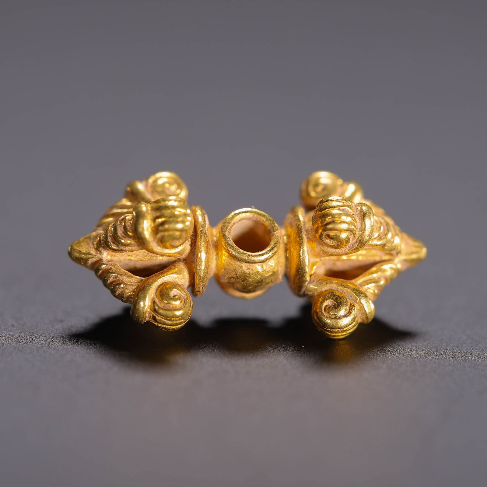 A GOLD VAJRA PENDANT (1 of 6)