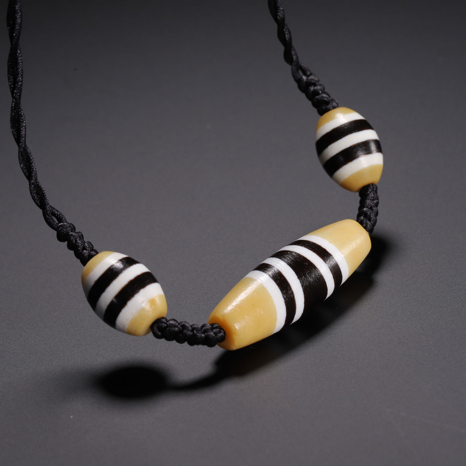 A SET OF TIBETAN DZI BEADS PENDANT (1 of 9)
