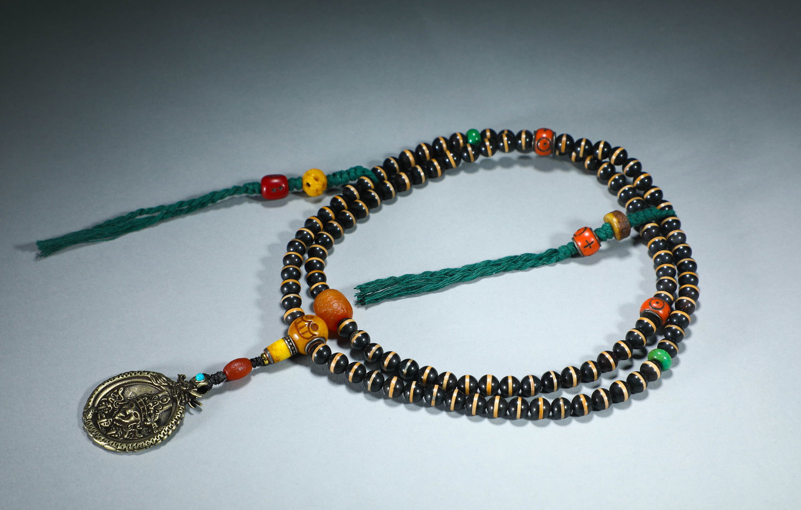 A TIBETAN DZI BEAD NECKLACE (1 of 6)