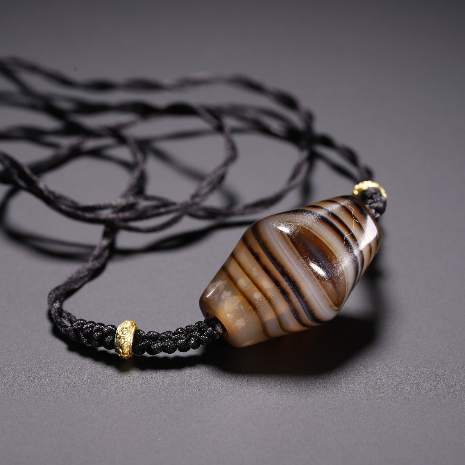 A TIBETAN DZI BEAD NECKLACE (1 of 9)