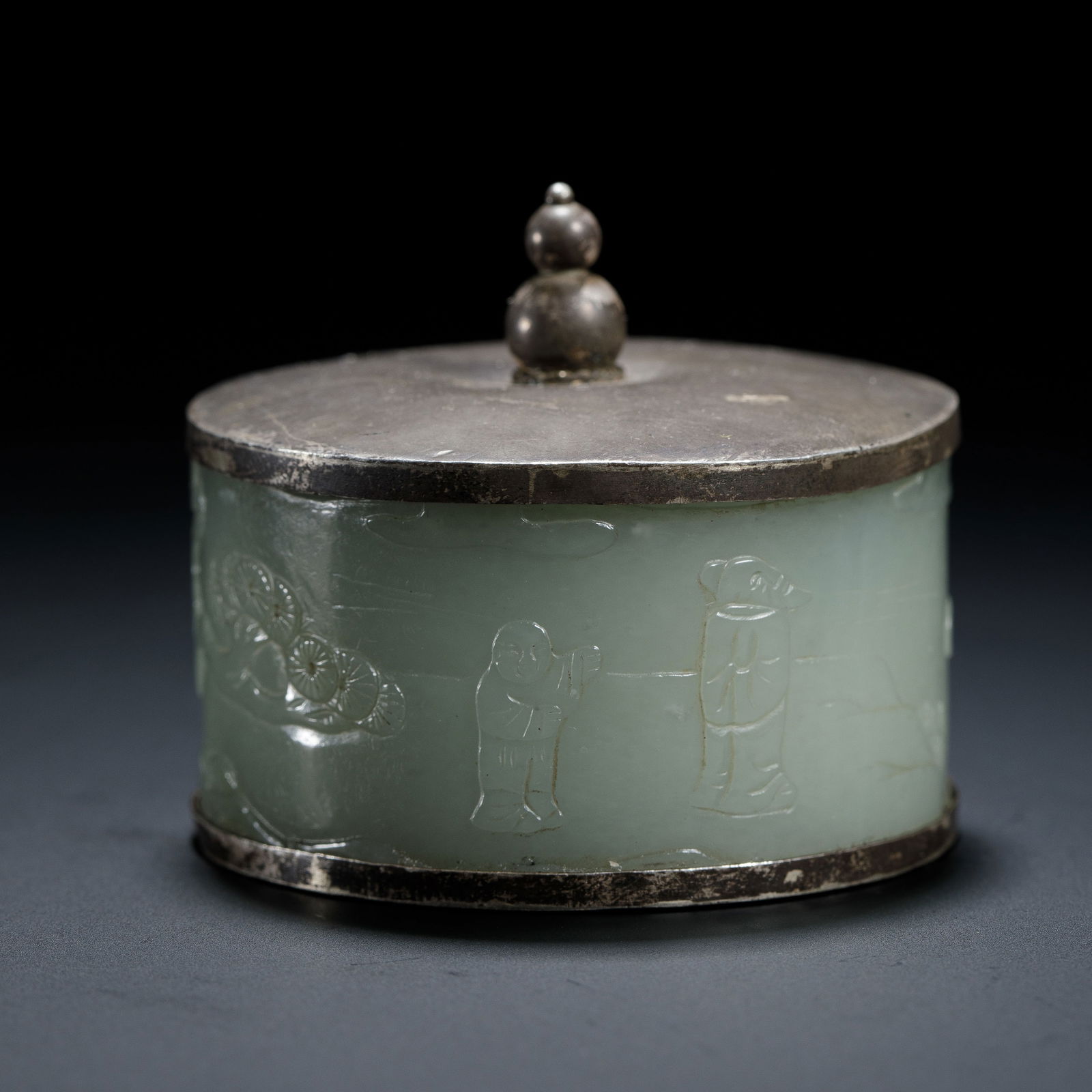 A CARVED JADE FIGURAL STORY BOX WITH COVER (1 of 7)