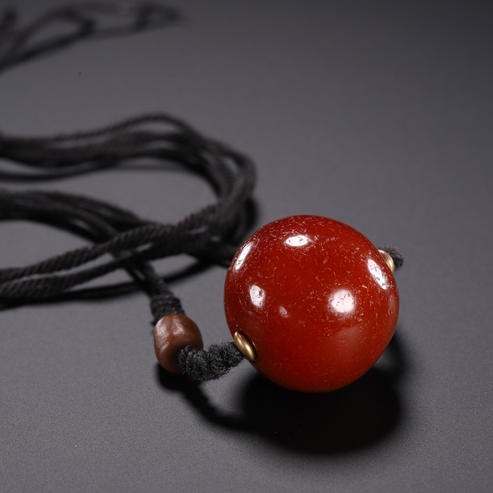 AN AGATE BEAD NECKLASE (1 of 9)