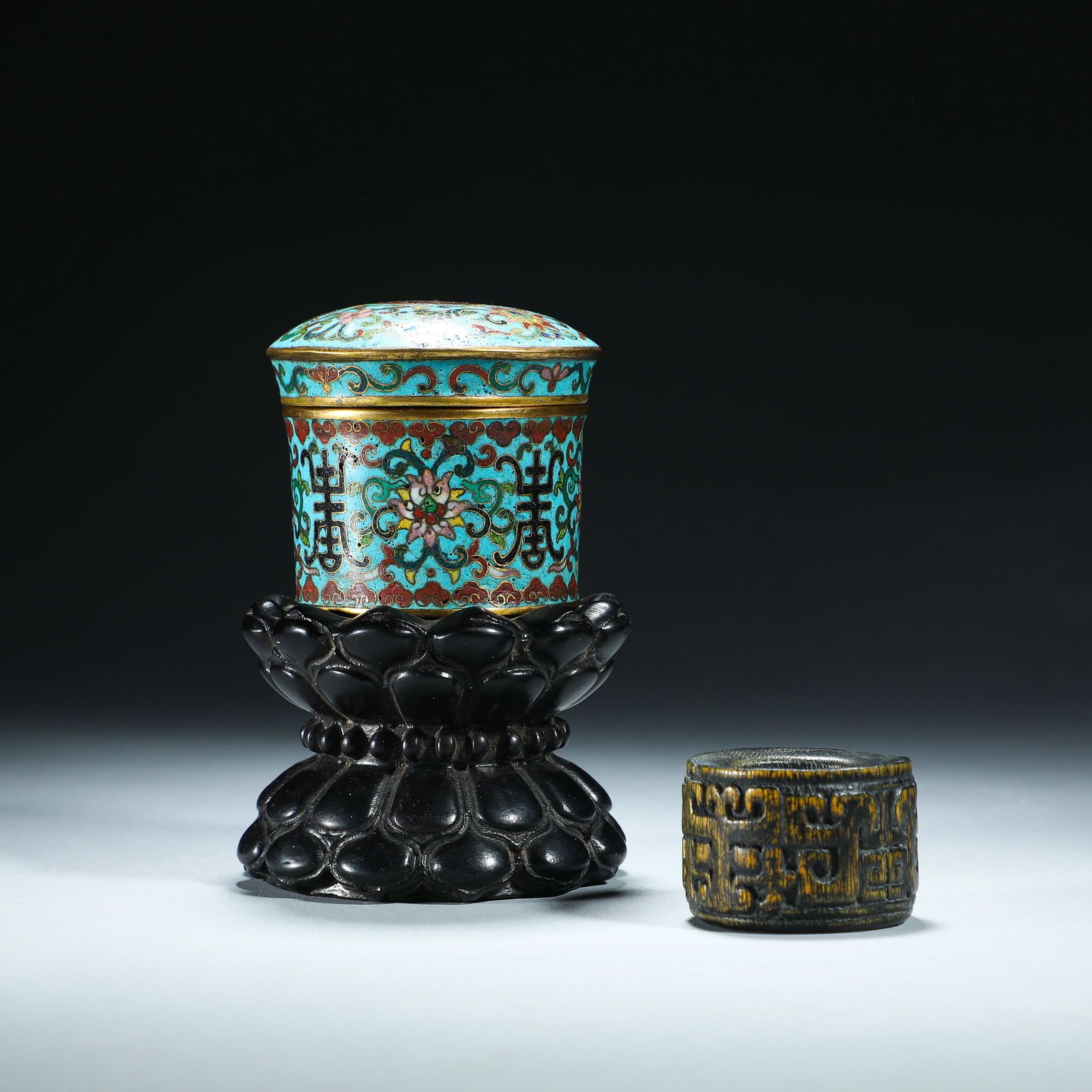 A CLOISONNE ENAMEL BOX WITH ALOES WOOD CHENXIANG ARCHER RING (1 of 7)