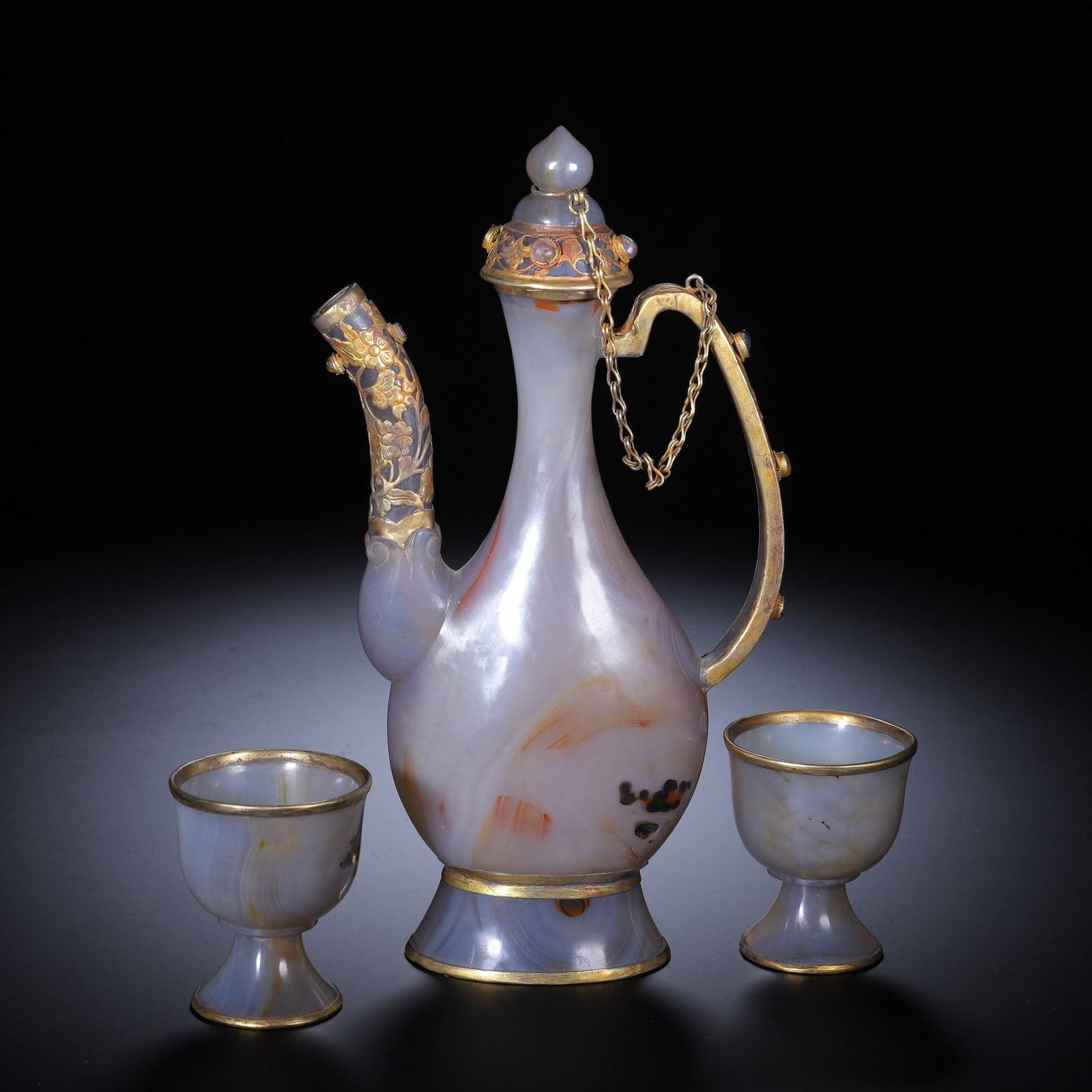 A SET OF CARVED AGATE EWER WITH CUPS: A SET OF CARVED AGATE EWER WITH CUPS Comprising two cups and an ewer. Dimension: L. 11 cm. W. 4.5 cm. H. 20.5 cm.