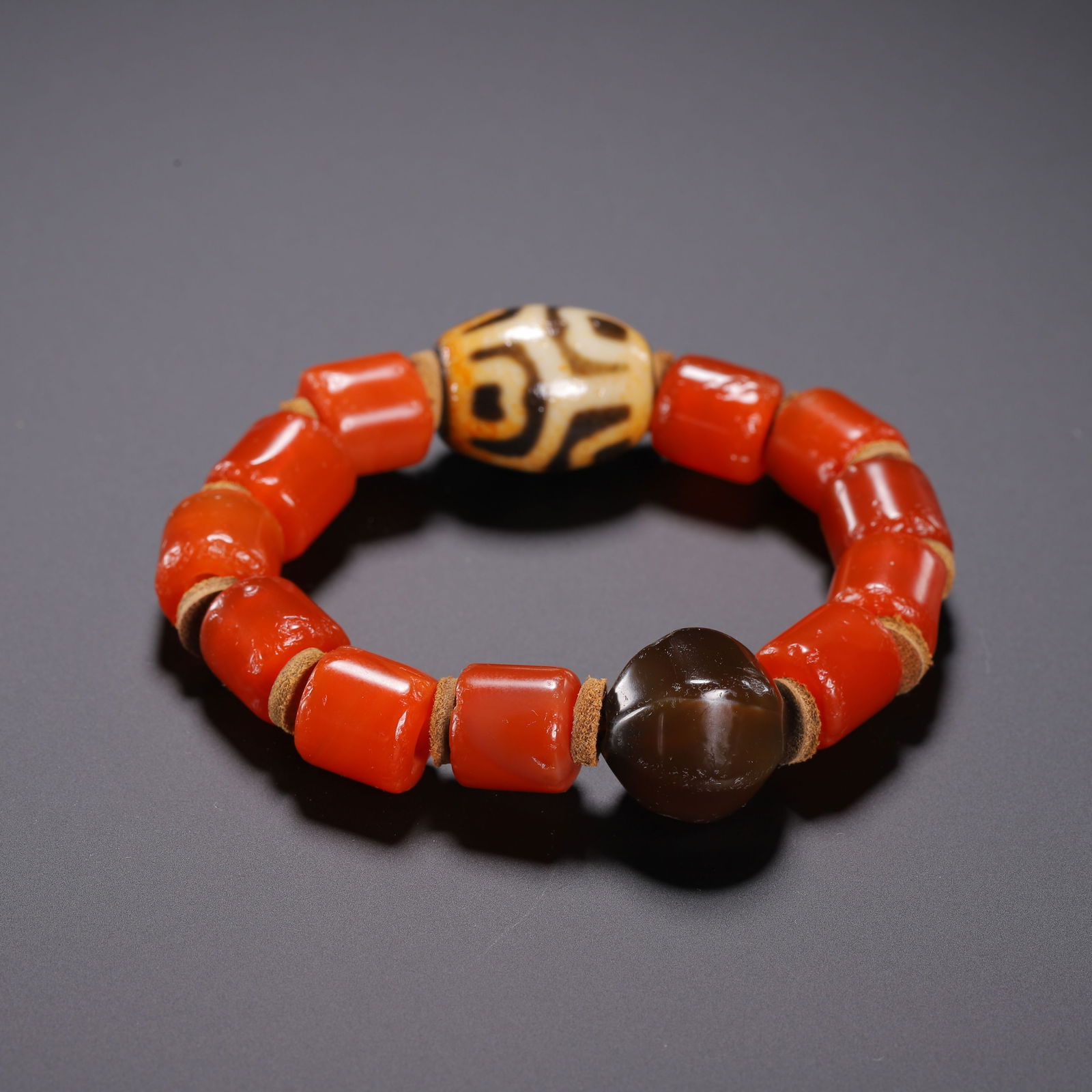 A TIBETAN DZI BEAD BRACELET (1 of 9)