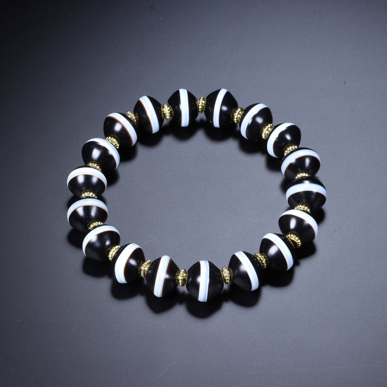 A CHINESE DZI BEAD BRACELET (1 of 5)