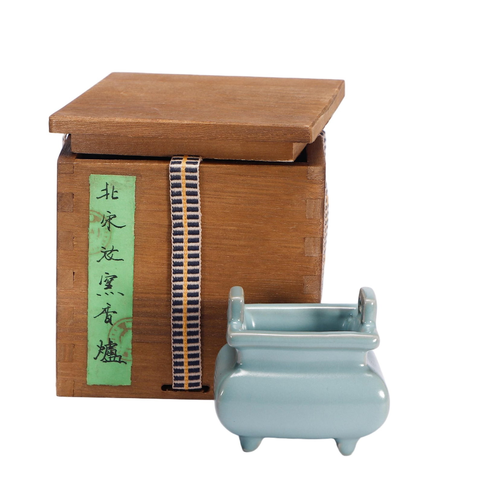 A CHINESE RU-TYPE GLAZED CENSER (1 of 9)