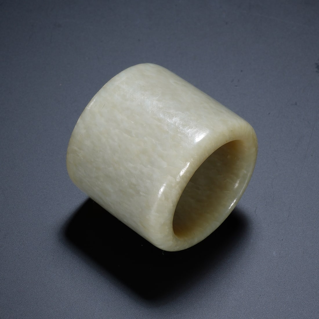 A CHINESE OLD WHITE JADE THUMB RING (1 of 5)