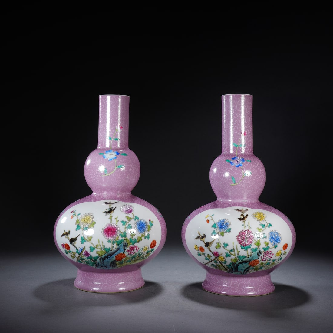 A PAIR OF CHINESE FAMILLE ROSE VASES (1 of 10)