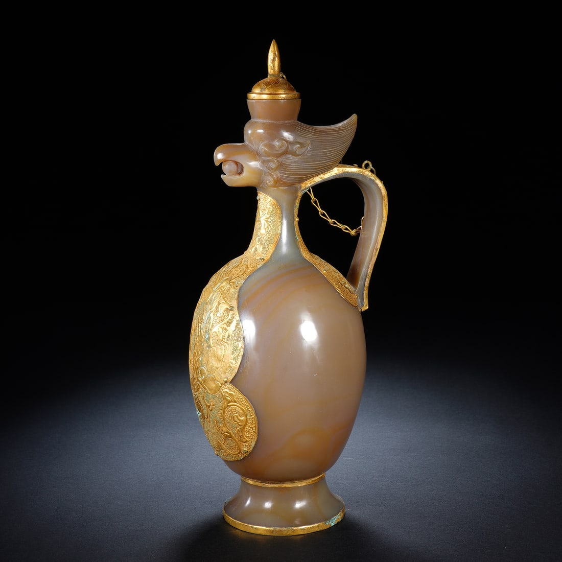 A CHINESE AGATE EWER WITH GILT MOUNTS (1 of 9)