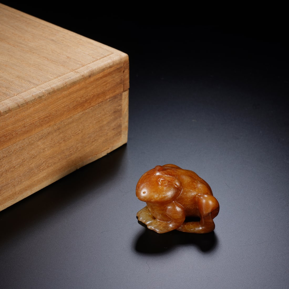 A CHINESE HETIAN JADE FROG CARVING (1 of 8)