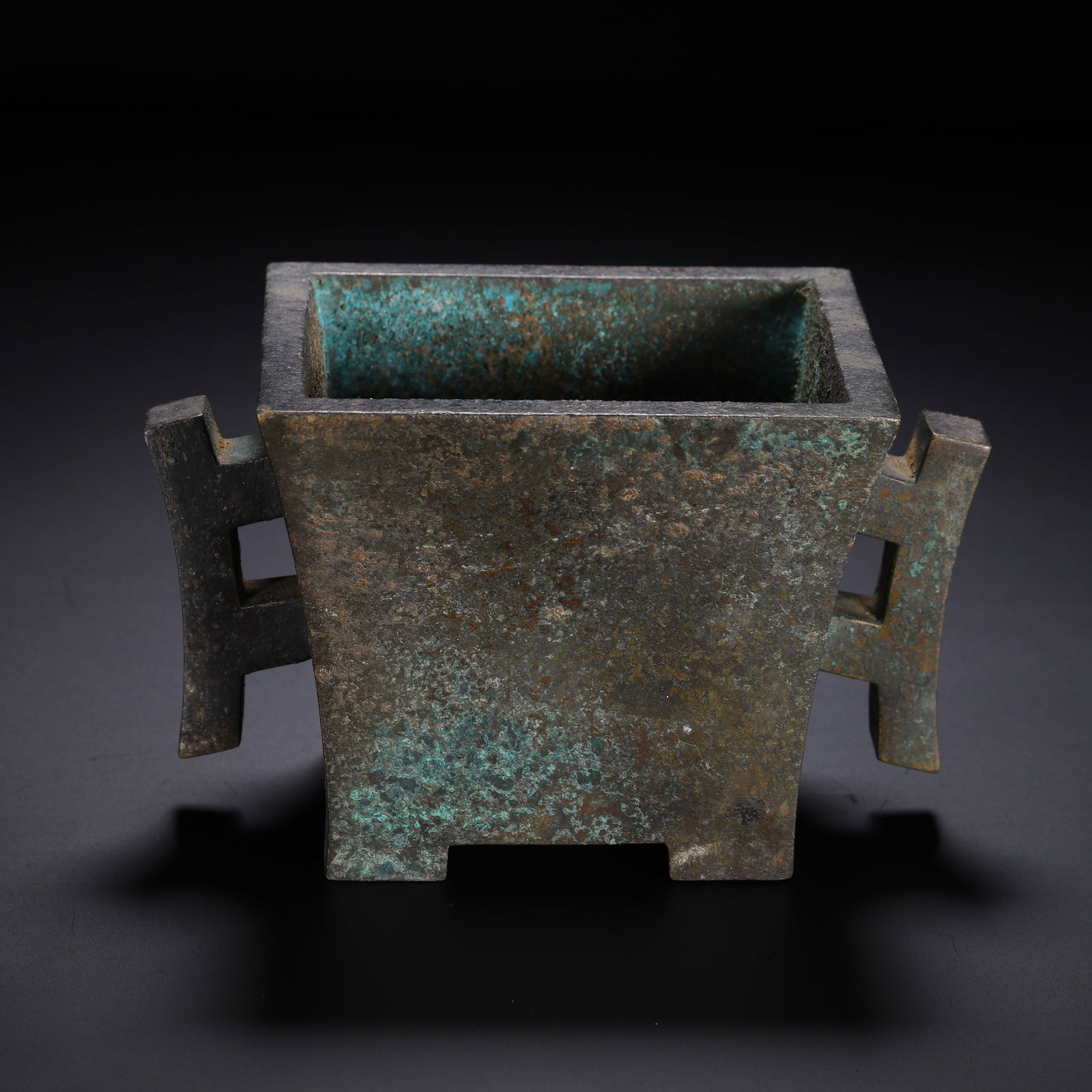 CHINESE ARCHAISTIC BRONZE SQUARE CENSER: CHINESE ARCHAISTIC BRONZE SQUARE CENSER A Chinese archaistic bronze square censer, measuring 13.5 cm in length, 8 cm in width, 8 cm in height, and weighing 1090 grams. Cast in a robust rectangular