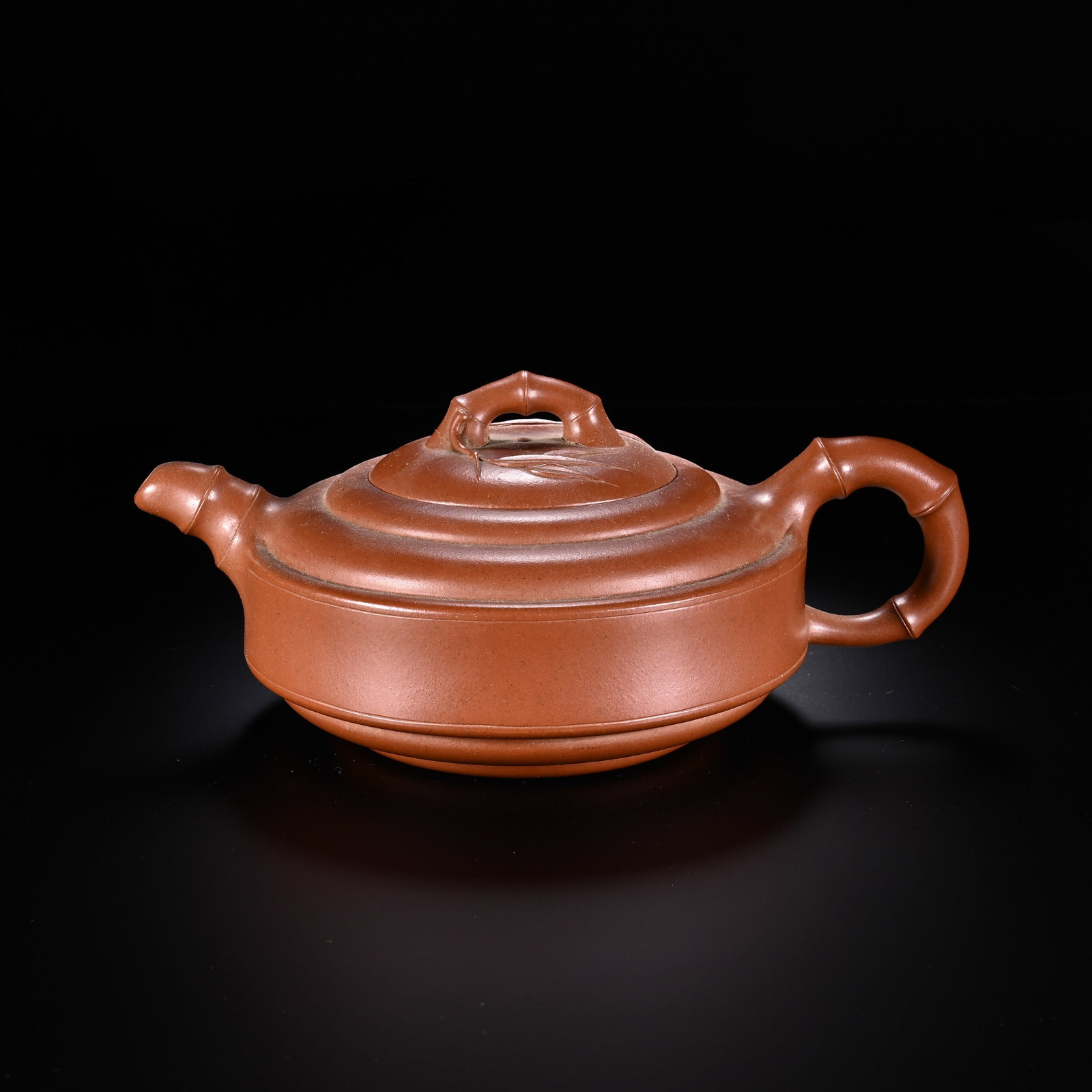 Chinese Yixing Zisha Clay Bamboo-Form Teapot: Chinese Yixing Zisha Clay Bamboo-Form Teapot This refined Yixing zisha teapot measures 8.5 cm in height and 19.5 cm in width. Crafted from smooth, rich reddish-brown clay, the teapot features a wide, 