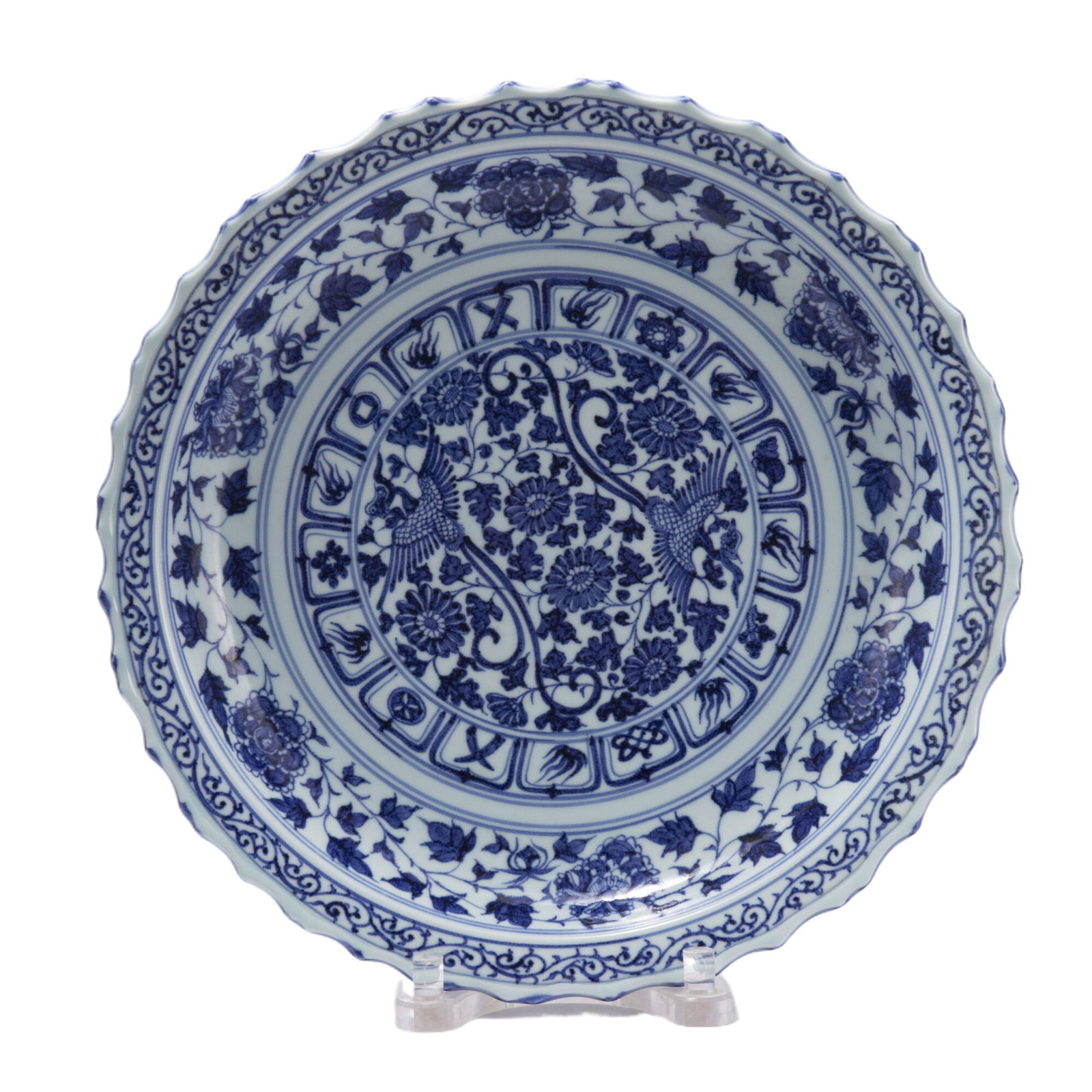 A BLUE AND WHITE LOBED PORCELAIN DISH (1 of 10)
