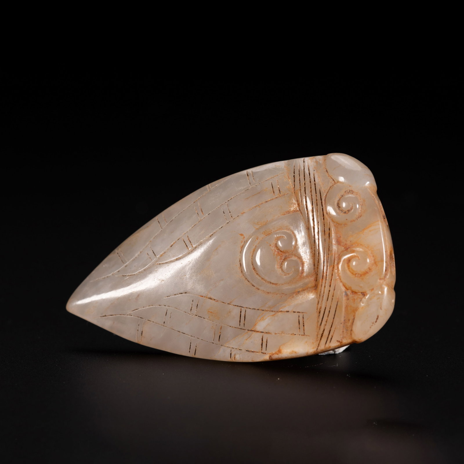 Chinese Hetian Jade Cicada Pendant: Chinese Hetian Jade Cicada Pendant This is a finely carved Chinese Hetian jade cicada pendant, measuring 5 cm in length, 3 cm in width, and weighing 10 grams. The pendant is crafted from pale, translu