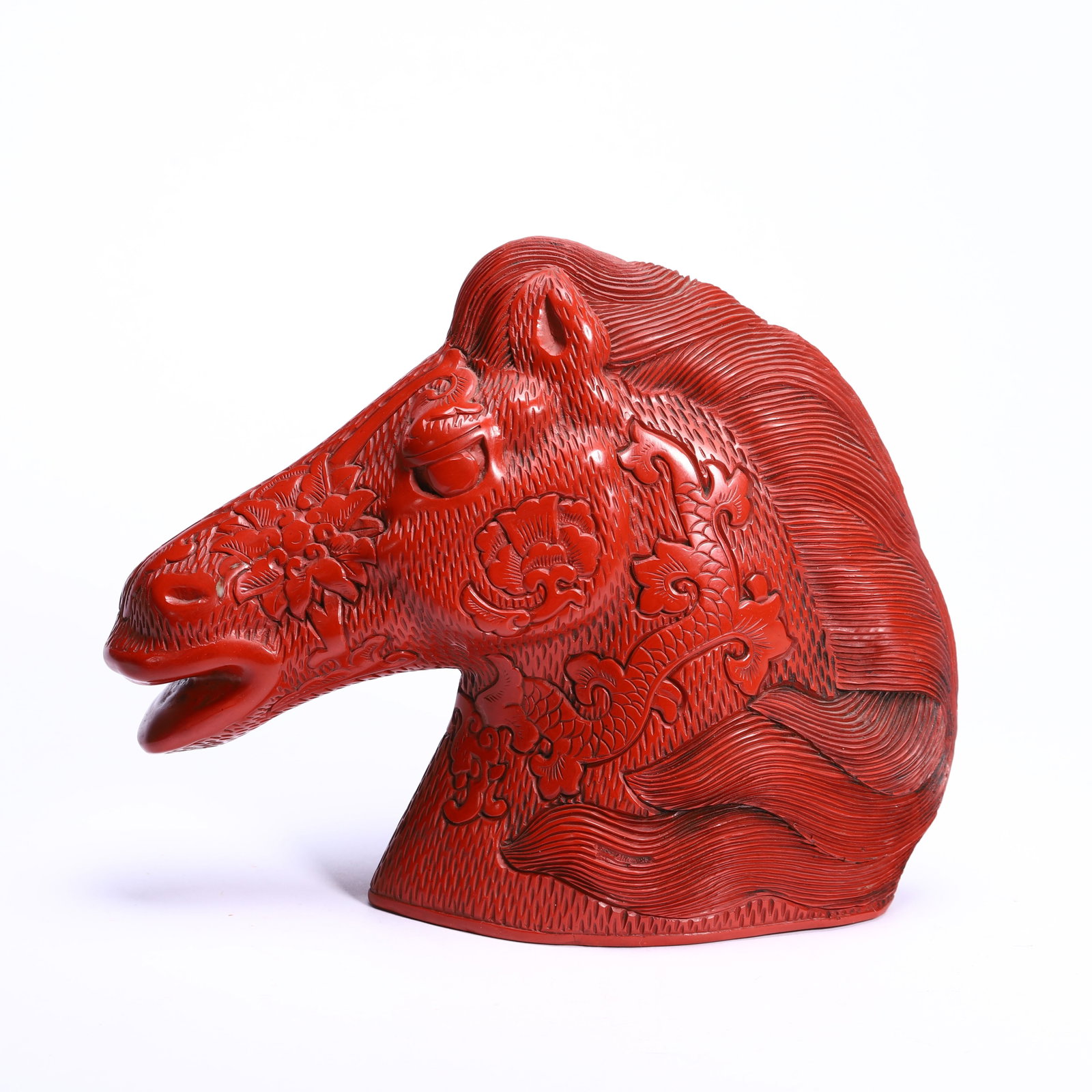 Chinese Carved Red Lacquer Horse Head: Chinese Carved Red Lacquer Horse Head This is a fine Chinese carved red lacquer horse head, measuring 21 cm in length, 5.5 cm in width, and 17 cm in height, weighing 490 grams. The horse head is metic