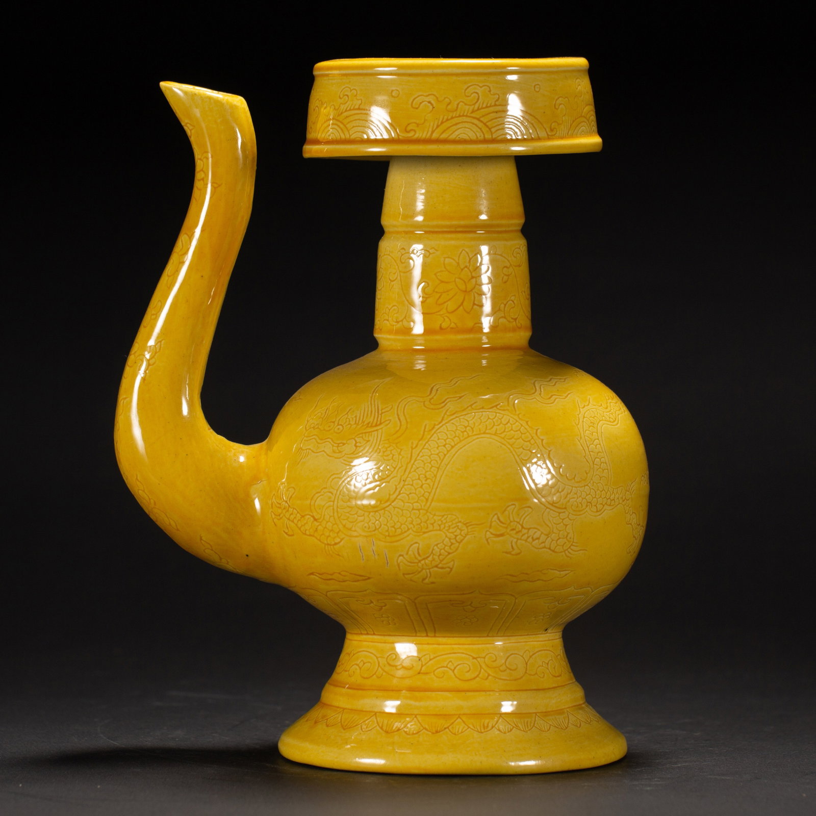 Chinese Yellow-Glazed Dragon Ewer: Chinese Yellow-Glazed Dragon Ewer This is a fine Chinese yellow-glazed dragon ewer, measuring 21 cm in length, 11 cm in width, and 16 cm in height, weighing 1050 grams. The distinctive form features