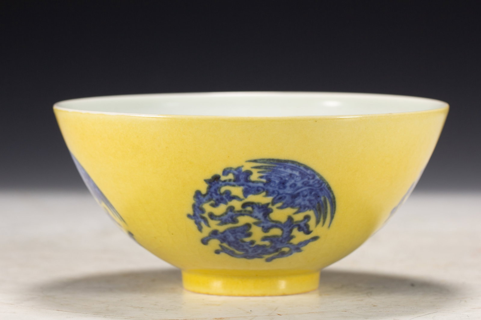 Chinese Yellow-Ground Blue and White Bowl: Chinese Yellow-Ground Blue and White Bowl This is a fine Chinese yellow-ground blue and white bowl, measuring 15 cm in length, 15 cm in width, and 7 cm in height, weighing 290 grams. The bowl features