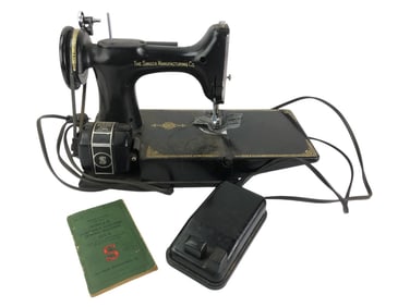 Singer Featherweight 221 Sewing Machine