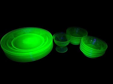 Uranium Federal Glass Parrot Dish Set, 18 Pieces