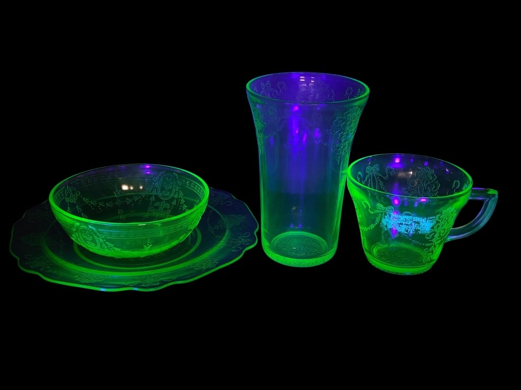 Uranium Glass 4pc Set With Bowknot Design (1 of 12)