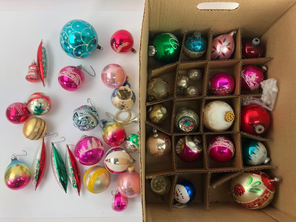 Vtg Christmas Ornaments Including Shiny Brite: Lot of vintage Christmas ornaments, including Shiny Brite and other brands. Includes various colors, designs, and materials. Some marked 'Made in USA' and 'West Germany.' Boxed with dividers.