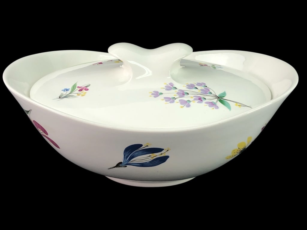 MCM Eva Zeisel For Hallcraft Bouquet Casserole: Midcentury Modern Eva Zeisel for Hallcraft ceramic casserole dish in the 'Bouquet' pattern. Includes lid, measuring 11.5 inches wide. Some wear visible on the edges.