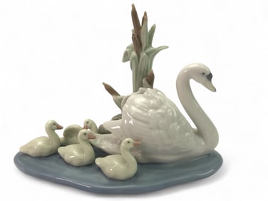 Lladro Porcelain Swan Figurine With Cygnets