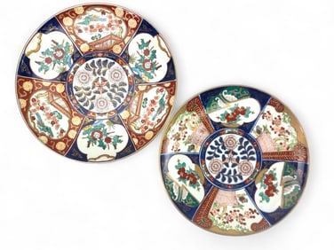 A Pair of Caesars Palace Gold Imari Japanese Hand-Painted Porcelain Decorative Plates