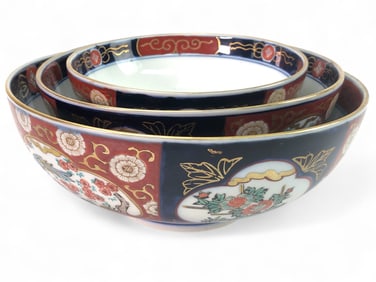 A Set of Three Japanese Imari-Style Porcelain Nesting Bowls